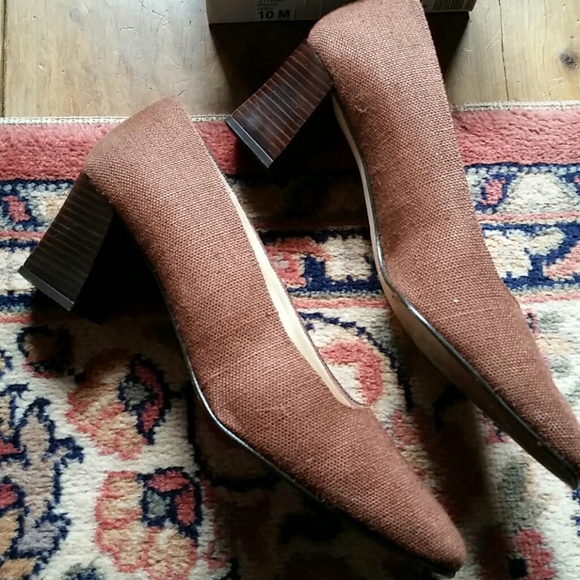 Brown fabric pumps - Picture 2 of 3